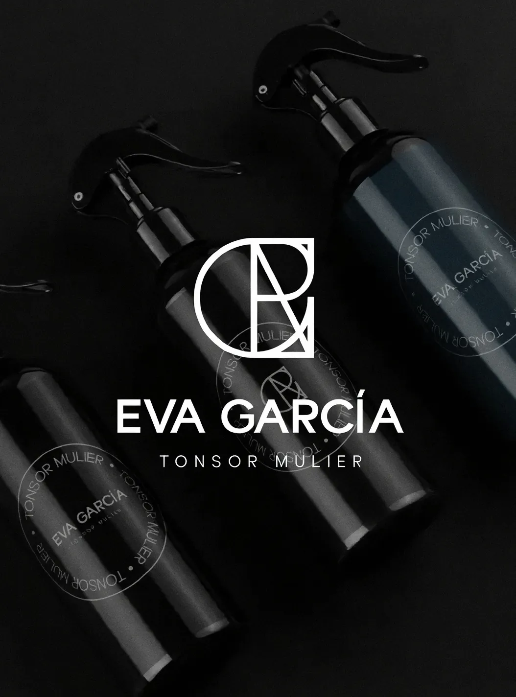 Logotipo de Eva García, tonsor mulier, sobre botellas pulverizadoras negras