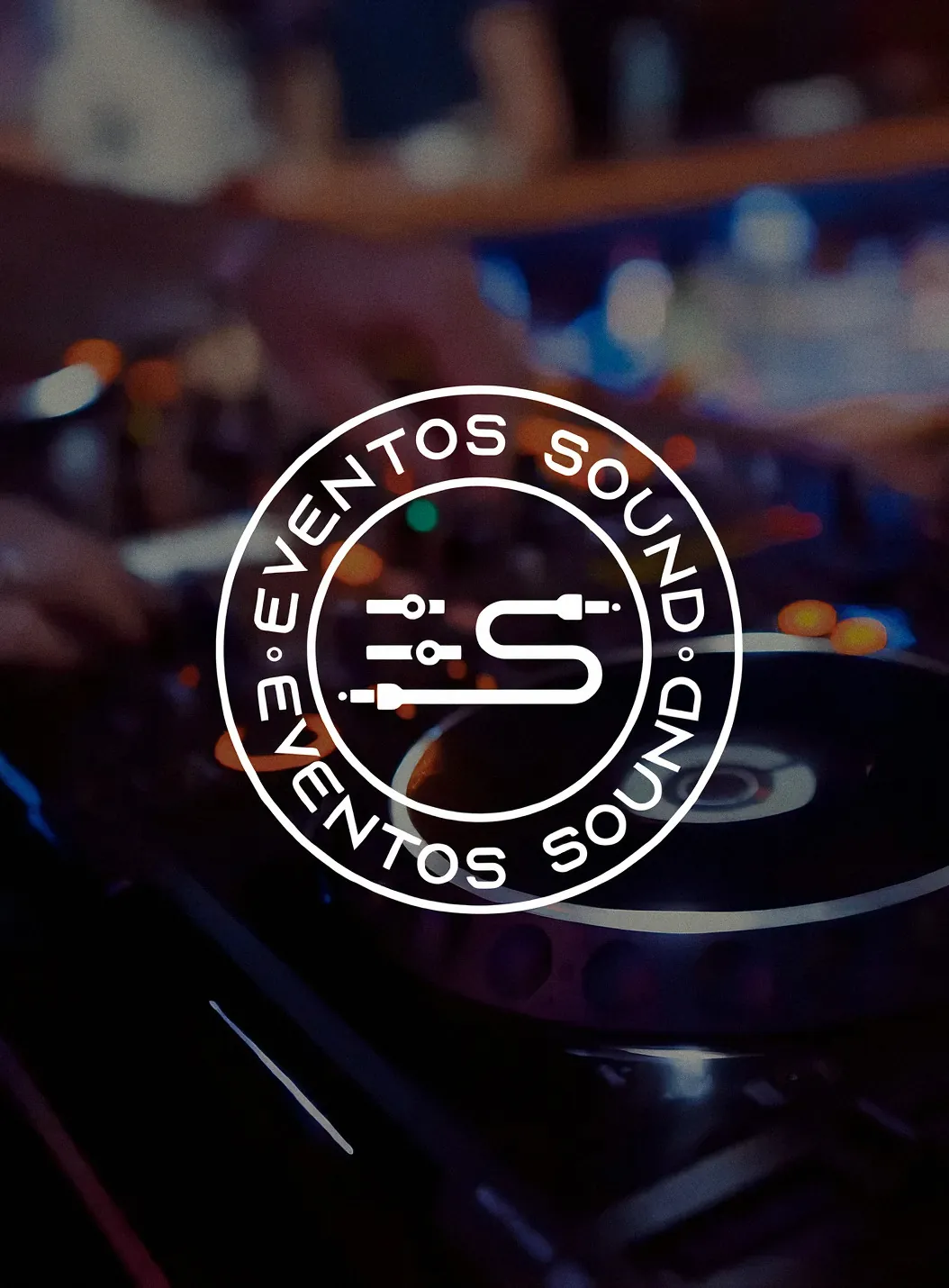 Logotipo circular de Eventos Sound sobre una fotografía de una mesa de mezclas