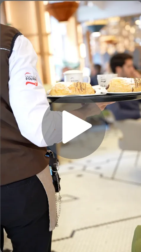 Fotograma de un vídeo de un camarero sirviendo en un restaurante